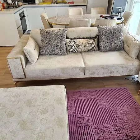 2bedrooms 2washrooms With Parking. Near Starbucks